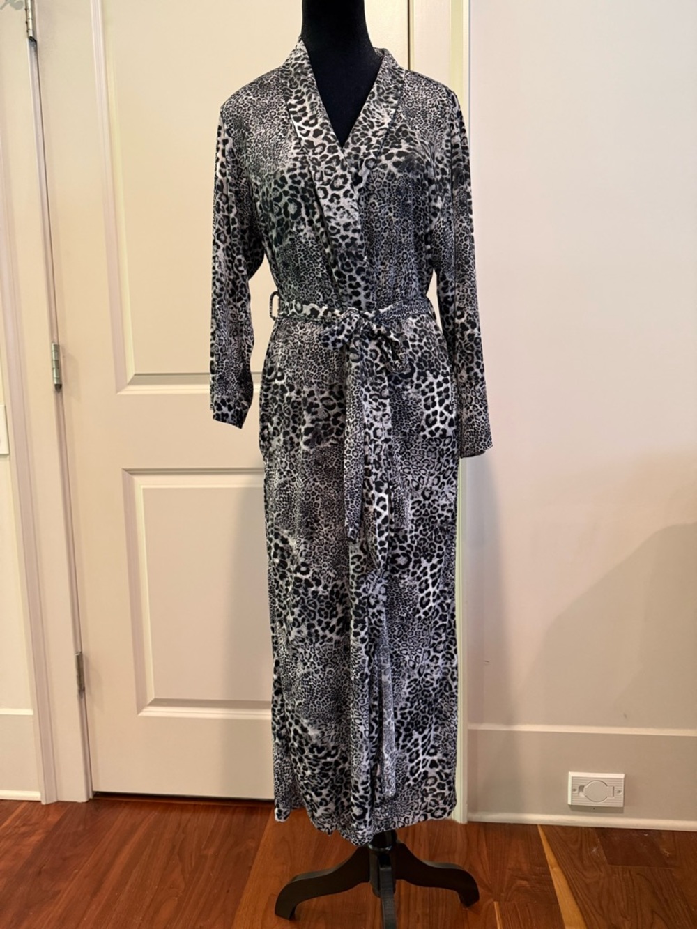 Natori Black and White Leopard Print Long Robe